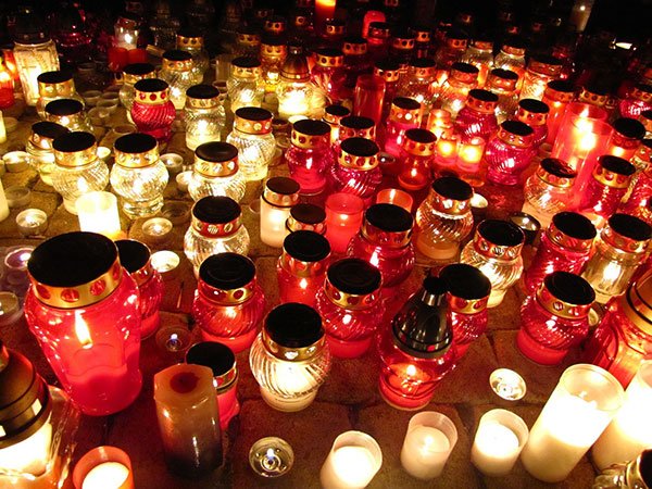 encender velas a los difuntos