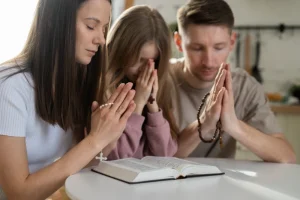 Cristianos rezando una novena