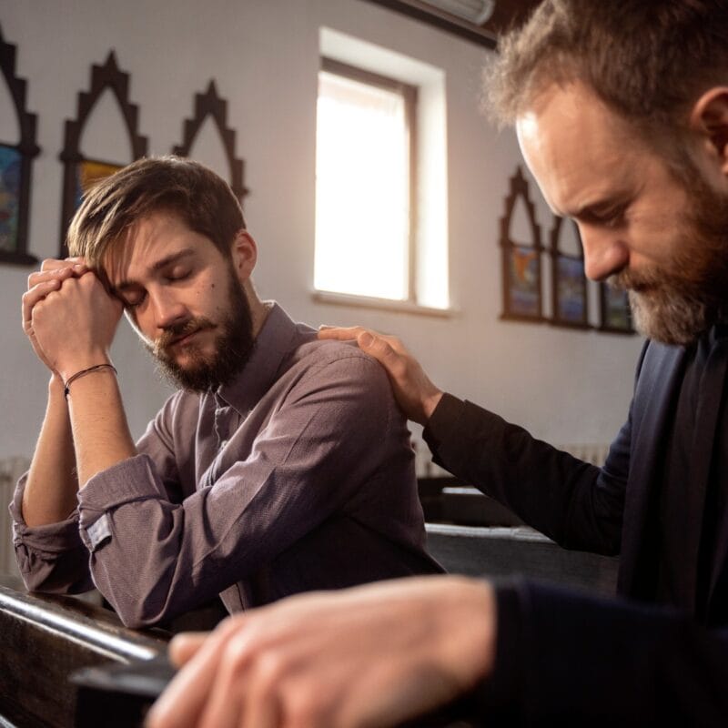 confesión con un sacerdote