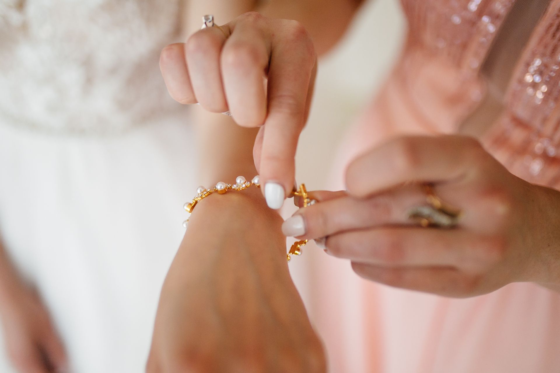 Pulseras religiosas: tipos, materiales y cómo elegir la tuya
